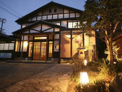 宿の前に着くともう潮の香りが・・・