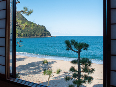 部屋の窓から美しい佐津海岸を眺める（全室がオーシャンビューではありません）