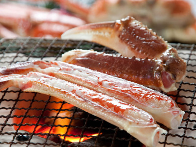 かにはご自身で炭火で焼いてお召し上がりください
