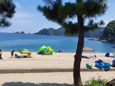 宿の裏はすぐ砂浜！走って10秒です