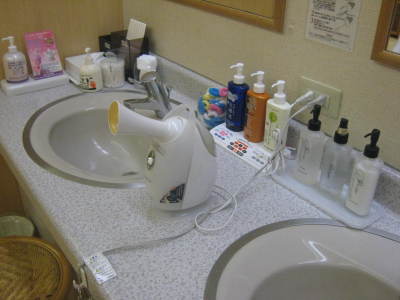 女性大浴場洗面所化粧品類