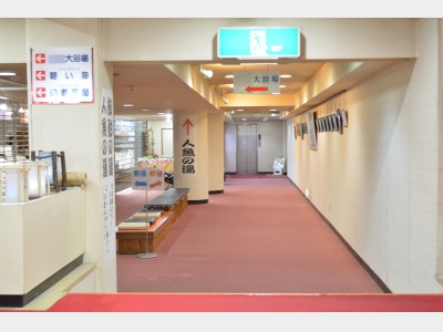 エレベーターへ向かう廊下