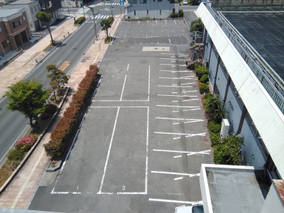 県道に面した平面駐車場