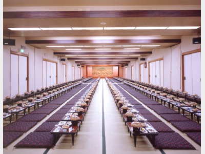 一階大広間「松」。最大220名の宴会可