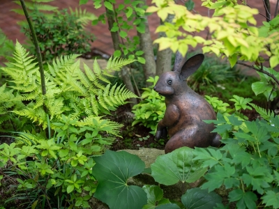 【エントランス】アプローチではウサギやカエルがお出迎え。