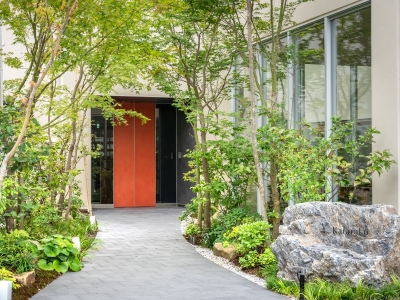 【エントランス】青々とした植栽のアプローチで自然を感じていただけます。