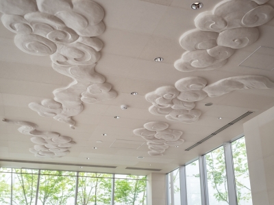 【レストラン】天井には雲をあしらったデザインが施されております。