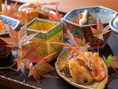 【夕食一例】四季の食材を用いた料理を、美しい器でご提供いたします。