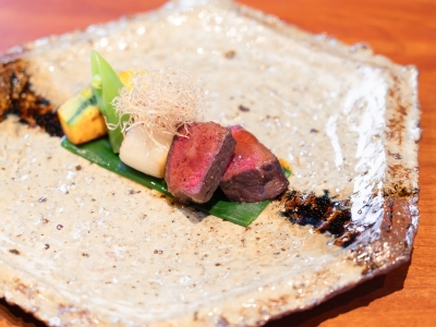 【夕食一例】純真無垢な遊び心が表現されたこだわりの器にて、最高の状態でご提供いたします。
