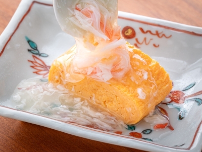 【朝食】焼きたての出汁巻き卵をお楽しみいただけます。