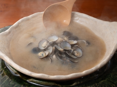 【朝食】地元産のしじみを使ったお味噌汁で、身体の芯まで温まる時間を。