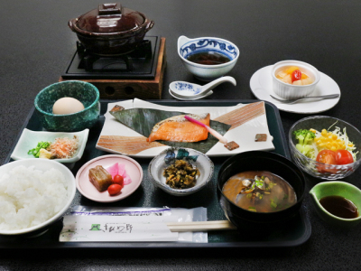 地元食材を使った和定食の朝食