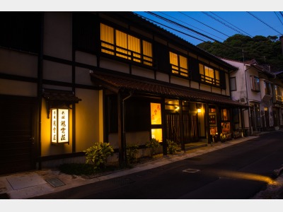 外観　夜　左から