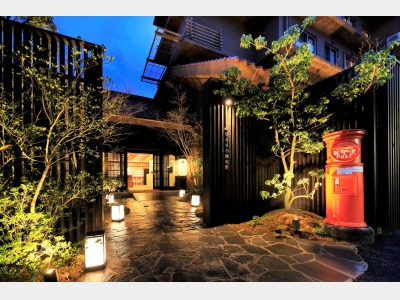 【外観】赤いポストが印象的なエントランス（一例）