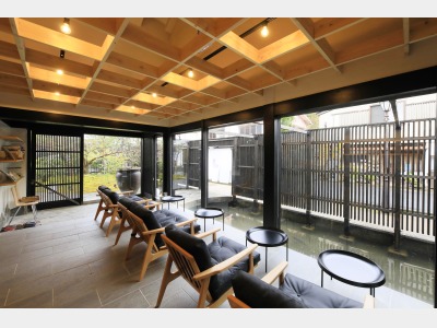 【ラウンジ鯉三】優雅に泳ぐ鯉を見ながら一息。（一例）