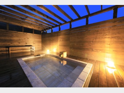 屋上露天風呂（夜）