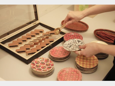 【茶室】ウェルカムスイーツとして源氏巻をご準備しております。（一例）