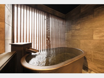 【半露天風呂付特別室】自然光を感じる半露天風呂（一例）