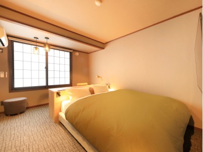 【クイーンベッド洋室】広々としたベッドでごゆっくりとお休みください（一例）