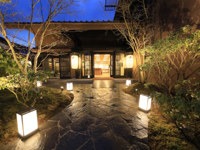 【外観】灯りがともると雰囲気が変わります。（一例）