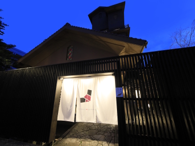 【外観】夜は白い暖簾を目印にしてください（一例）