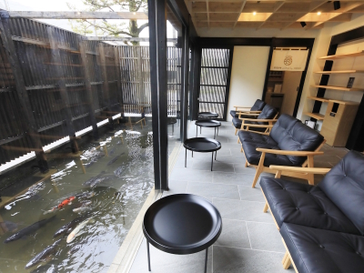 【ラウンジ鯉三】優雅に泳ぐ鯉を見ながら一息（一例）