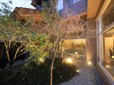 【庭園】夜の庭園はライトアップ（一例）