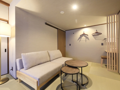 【サウナ・露天風呂付和室ツイン】3名以上でご宿泊の場合はソファベッドをご利用ください（一例）