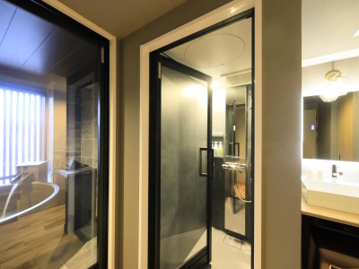 【半露天風呂付特別室】半露天風呂の他、シャワーブースもございます（一例）