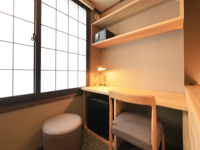 【クイーンベッド洋室】勉強や仕事にも（一例）