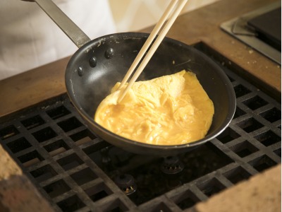 ◆シェフの実演オムレツ（イメージ）◆出来立ての、ふわとろオムレツは大人気です。