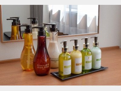 客室内のアメニティ（POLAのシャンプー、コンディショナー、ボディソープ。DHCのクレンジング、洗顔、化粧水、乳液）