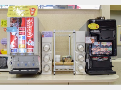 無料のソフトドリンクサーバーをロビーに設置しています。24時間自由にお使いいただけます。