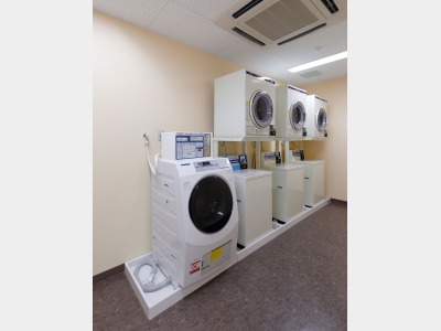 コインランドリーは隣接の別館1階にございます。洗剤はベーカリーショップ内で販売しております。