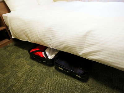 ベッド下にはスーツケースをしまえます。