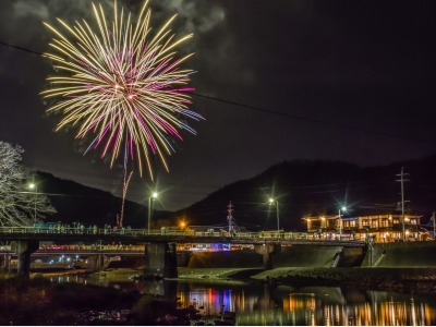 夜の舞鶴楼本館と花火