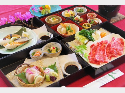 部屋で楽しむ美星牛のすき焼き付贅沢膳、4段重ねでお部屋までお持ちします。