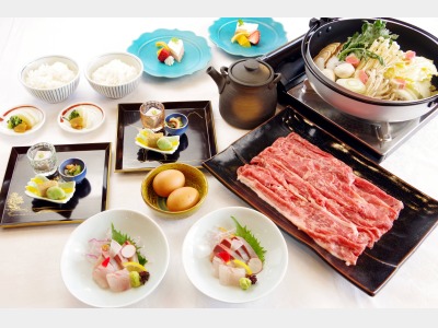 肉質柔らか、甘い脂が特徴の貴重な『美星牛』を使ったすき焼き鍋コース（画像は2人前）