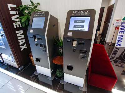 非接触自動チェックイン機