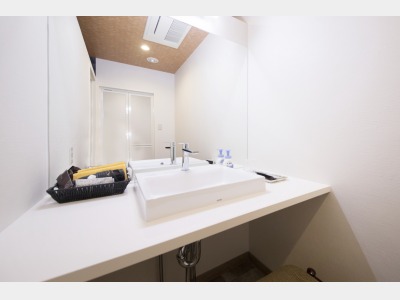 【和洋室】広々とした洗面台。