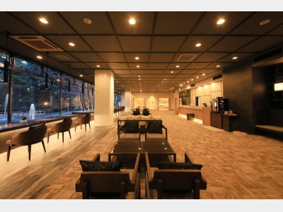 スタイリッシュで開放的なロビー。