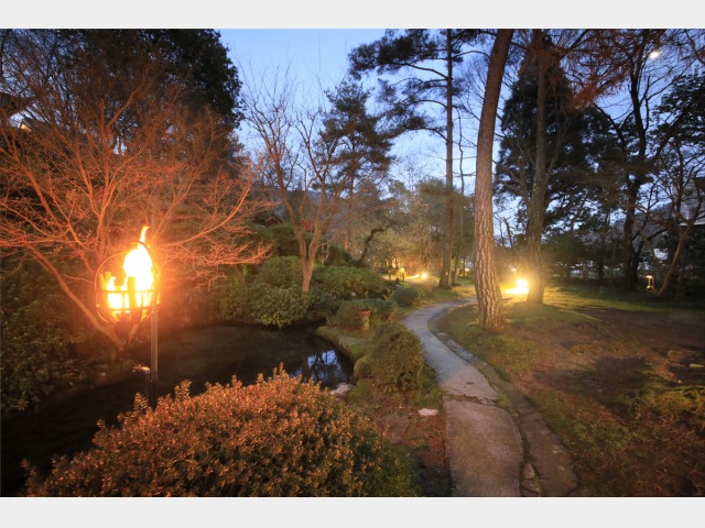 自慢の日本庭園は夜になると幻想的な雰囲気に。