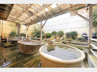 遠赤効果の高い信楽焼の露天風呂。体の芯まで温まりやすく、湯冷めしにくいお風呂です。