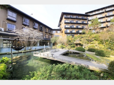 1500坪もの日本庭園は四季折々の美しさを見せ、ガーデンエントランスを入ると別世界の形式が広がります。