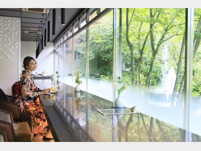 庭園を眺めながらホッと一息。日本酒の飲み比べ（無料）や、有料ドリンクもご用意しております。