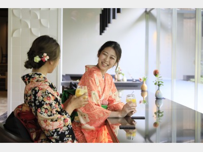 フロントロビーからは、広大な日本庭園を一望できます。