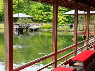 三景園は、広島空港開港を記念して1993年に造られた面積約6ヘクタールの築山池泉回遊式庭園です。 三景園