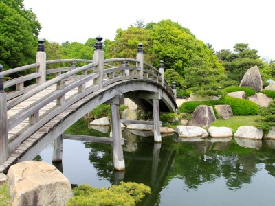 を通じて様々な花や紅葉を楽しむことができる三景園。当館からお車で約15分です。