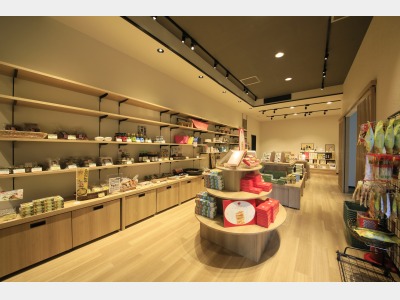 魅力的な品々を揃えたお土産売り場