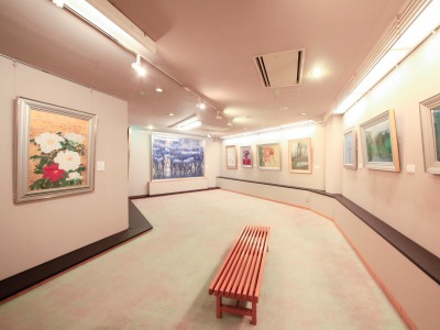 館内にはたくさんの絵が飾られています。